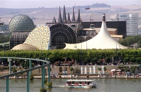 La Exposición Universal de Sevilla 1992: Un Legado Arquitectónico y Social para la España Contemporánea