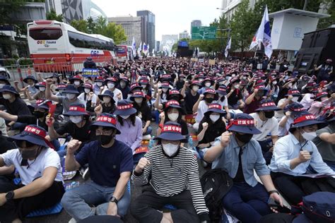 El Movimiento por la Restauración de Abril y el Surgimiento de la Democracia en Corea del Sur: Una Mirada Histórica al Final del Régimen Autoritario