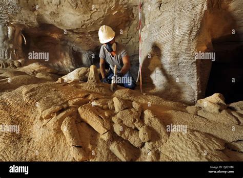 El Descubrimiento de las Cuevas de Zipaquirá: Una Joya Arqueológica del Siglo X y un Testimonio de la Fe Muisca